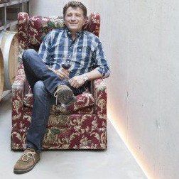 Johann Frühwirth, sitzend in einem Fauteuil im Fasskeller des Weinguts